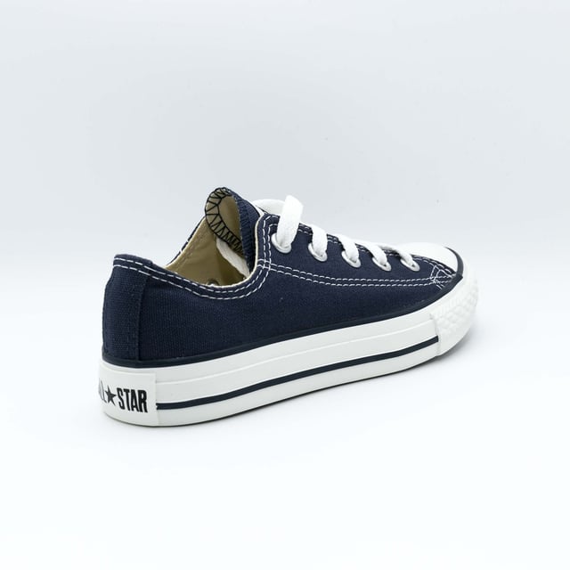 Specificaties: Iconische sneakers, overal bekend om hun onmiskenbare silhouet, gemaakt met klassieke kleuren en een hoogwaardige gevulkaniseerde rubberen zool Vetersluiting: Platte veter Zooltype: Gevulkaniseerde zool