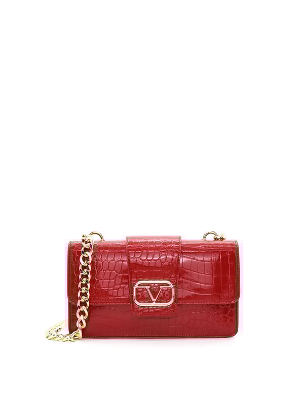 Bolso bandolera para mujer. El cierre es con botón magnético. Hay dos bolsillos internos con cremalleras. Los bolsillos externos están ausentes. La bandolera es de cadena. Falta el mango. Hay dos compartimentos internos. El material exterior es ecopiel. Internamente está forrado en poliéster. Medidas: 26,5x16,5x8 cm. Producto de moda