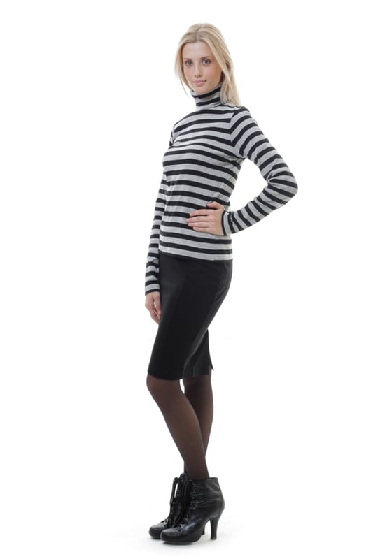 Top de rayas de cuello polo en negro y gris en tejido elástico. Manga larga.  Silueta entallada. Nuestra modelo mide 178 cm y lleva la talla 36. Medidas para la talla 38 (en cm):Busto-37; Largo del cuerpo-57; Cintura-36; Ancho de los hombros-34; Dobladillo-41,mangas-63. La prenda es entallada.
