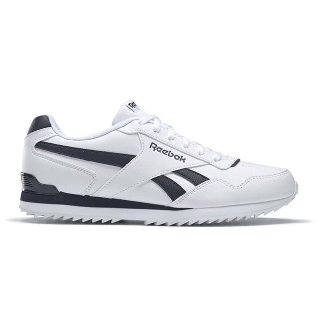 Las zapatillas Reebok Classic Glide Ripple Clip para hombre en color blanco son una opción elegante y versátil de calzado informal para hombre. Reebok es conocida por sus diseños innovadores y su comodidad, y la serie Classic Glide Ripple Clip no es una excepción. Aquí tienes una descripción de las características clave:

 Diseño en blanco:  Estas zapatillas vienen en un color blanco limpio y versátil, ofreciendo un aspecto fresco y contemporáneo que se puede combinar fácilmente con varios conjuntos y estilos casuales.

 Parte superior de piel y material sintético:  La parte superior está hecha normalmente de una combinación de cuero y materiales sintéticos, proporcionando una mezcla de durabilidad, estilo y transpirabilidad.

 Silueta de caña baja:  Estas zapatillas tienen un diseño de caña baja, que proporciona libertad de movimiento y un aspecto moderno adecuado para diversas ocasiones informales.

 Cierre de cordones: Las zapatillas tienen un cierre de cordones que permite un ajuste seguro y regulable. Los cordones garantizan que las zapatillas se mantengan ajustadas al pie durante el uso diario.

 Cuello y lengüeta acolchados:  Las zapatillas suelen tener el cuello y la lengüeta acolchados, lo que aumenta la comodidad y proporciona amortiguación en la zona del tobillo.

 Entresuela de EVA:  La entresuela de EVA (etilvinilacetato) ofrece una amortiguación ligera, garantizando una cómoda experiencia bajo los pies.

 Plantilla acolchada:  Muchas zapatillas Reebok, incluidas las de la serie Classic Glide Ripple Clip, vienen con una plantilla acolchada que proporciona comodidad y apoyo adicionales a tus pies.

 Suela de goma duradera:  La suela exterior de goma está diseñada para una buena tracción y longevidad, asegurando estabilidad y agarre en diversas superficies.

 Marca Reebok:  El logotipo clásico de Reebok y los elementos de marca aparecen a menudo en estas zapatillas, añadiendo autenticidad y un toque deportivo al diseño.

 Estilo moderno y versátil:  Las zapatillas Reebok Classic Glide Ripple Clip blancas para hombre tienen un estilo versátil y moderno que es adecuado para varias ocasiones informales, lo que las convierte en una adición de moda a tu colección de calzado diario.

En resumen, las Reebok Classic Glide Ripple Clip Men's White Trainers ofrecen una combinación de estilo, comodidad y calidad. Con su diseño blanco, su parte superior de piel y material sintético y su aspecto contemporáneo, estas zapatillas son perfectas para los hombres que aprecian el calzado bien elaborado y versátil con un toque moderno. La reputación de Reebok le garantiza un producto de alta calidad conocido por su innovación y comodidad. Estas zapatillas son una gran elección para los hombres que buscan moda y funcionalidad en su calzado diario, adecuadas para una gran variedad de entornos y actividades, desde salidas informales hasta expresar un estilo moderno.