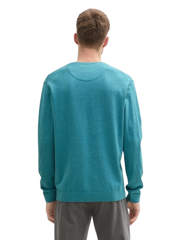 De gebreide herentrui van Tom Tailor biedt een klassieke maar stijlvolle look. Hij wordt gekenmerkt door een normale pasvorm, die zorgt voor een comfortabele pasvorm die niet te strak of te los zit. De V-hals geeft de trui een elegante touch die perfect is voor formele gelegenheden of alledaagse kantoorkleding, maar ook casual gedragen kan worden. De trui heeft lange mouwen en is gemaakt van hoogwaardig, gebreid materiaal dat je niet alleen warm houdt, maar ook aangenaam zacht is tegen de huid. Dankzij de hoogwaardige materialen is de trui zeer comfortabel om te dragen en behoudt hij zijn vorm, zelfs na vele wasbeurten. Deze gebreide trui is veelzijdig, zowel voor dagelijks gebruik als voor speciale gelegenheden, en past perfect bij jeans of chino's. Een must-have voor mannen die kwaliteit en tijdloos design belangrijk vinden.