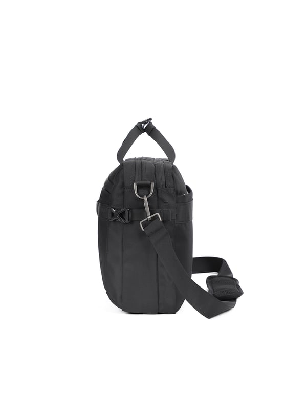 Bolso unisex. El cierre es con cremallera. Los bolsillos internos son bolsillos multifuncionales. Los bolsillos externos son dos delanteros con cremallera y uno trasero con cremallera. La bandolera es ajustable y extraíble en tejido. El asa es de tela. Hay tres compartimentos internos. El material exterior es poliéster. Internamente está forrado en poliéster. Medidas: 40,5x10x29 cm. Producto de moda
