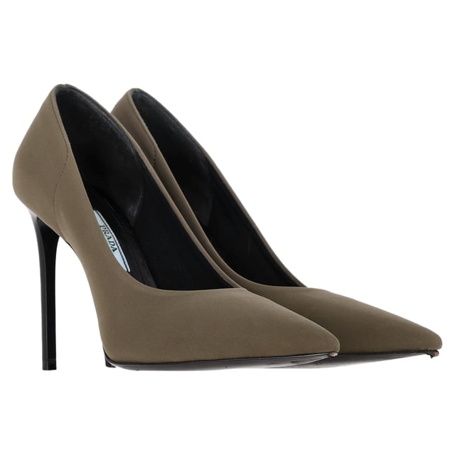 Prada Logo-Plakette Pumps mit spitzer Zehenpartie aus olivfarbenem Wildleder VINTAGE, UVP WIE NEU
Erhöhen Sie Ihre Schuhkollektion mit den Prada Logo-Plakette Pumps mit spitzem Zeh aus sattem Olivsuede. Die scharfe, spitze Zehenform schafft eine schlanke und schmeichelhafte Silhouette, während das weiche Suede eine luxuriöse Textur bietet, die schlichte Eleganz ausstrahlt. Eine markentypische Prada-Logo-Plakette am Absatz verleiht einen Hauch modernen Brandings und sorgt dafür, dass diese Pumps ein Statement setzen, ohne die Subtilität einzubüßen. Perfekt sowohl für berufliche Anlässe als auch für Abendveranstaltungen, lässt sich der vielseitige Olivton mühelos mit einer Vielzahl von Outfits kombinieren. Mit einer Kombination aus zeitlosem Design und zeitgenössischer Raffinesse sind diese Prada Pumps die ideale Wahl für die anspruchsvolle Modebewusste.
Prada Logo-Plakette Pumps mit spitzem Zeh aus Olivsuede
Zustand: Sehr gut
Gebrauchsspuren: Einschließlich Box, kleinere Markierungen, leicht gebraucht, aber sehr gut gepflegt. Kleine Markierung an den Sohlen & Faltenbildung, leichte Abnutzung an den Sohlen und Absätzen.
Verpackung: Box
Farbe: Olivgrün
Material: Suede
Größe: IT35/UK2/US5/FR36
Maße: Absatzhöhe: 100; Innenlängen: 280
SKU: NAPPUGBSH410397W