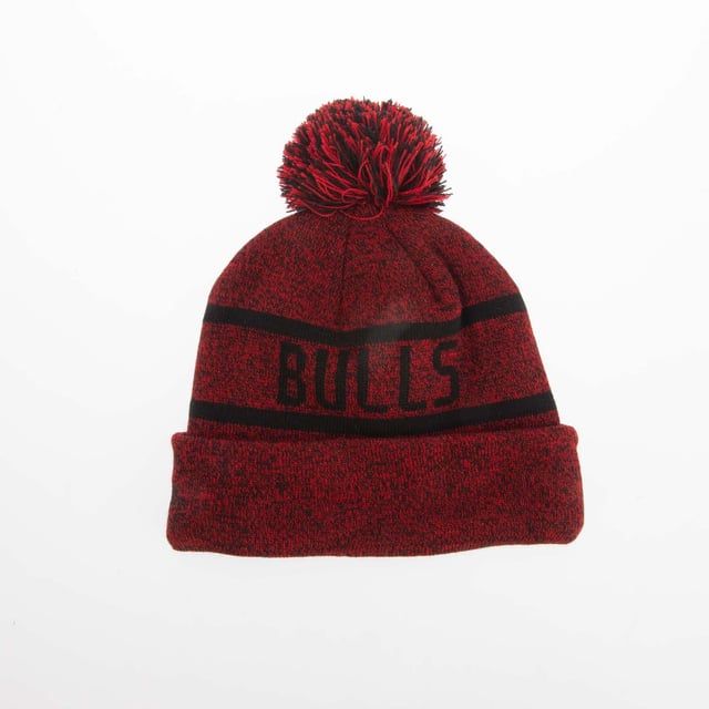 New Era Chicago Bulls Jake Cuff Knit Bobble Hat in red.- Bobble on top.- Cuffed knit.- Embossed graphics.- 90% Polyester  10% Wool.- Ref: 60424795