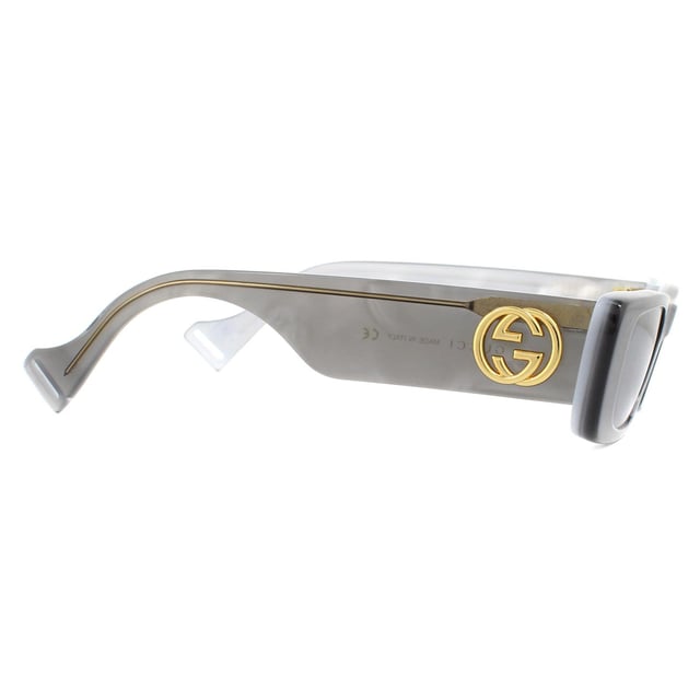 De Gucci-zonnebril GG0516S 002 Grijs Zilver is geïnspireerd op vintage stijl met een gedurfde rechthoekige acetaat montuur. Super dikke tempels zijn versierd met een groot metalen GG logo.