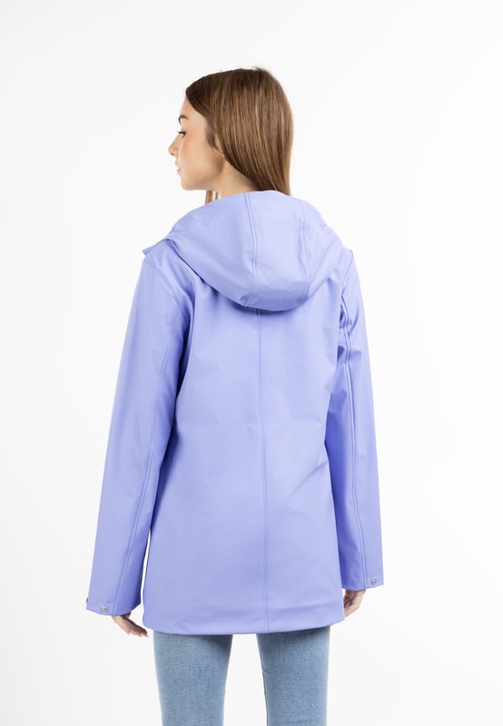 Pour les amoureux de la nature, les cyclistes ou les promeneurs, une veste de pluie est indispensable. Cela tombe bien, myMo a également dans son répertoire une veste qui offre une protection idéale contre la pluie. Le matériau enduit est imperméable au vent et à l'eau et résiste à toutes les conditions météorologiques. La forme légèrement cintrée et de longueur moyenne offre une protection supplémentaire contre la pluie grâce à la large capuche et aux cordons scintillants. La fermeture à boutons-pression au-dessus de la fermeture éclair ainsi que les poches à rabat en biais optimisent également la veste en termes de résistance aux intempéries.