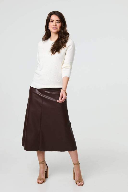Get a classic look in this slim jumper. It has an embroidered texture on the front, long sleeves and a flattering hip length hem. For an effortless professional outfit, pair with a midi skirt or fitted trousers. This top is also made from a breathable viscose blend.