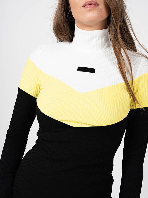 Estilo ajustado
Con cuello de polo
Una franja blanca a lo largo de las mangas
Con un parche de marca en el frente
Hecho con tejido acanalado de alta calidad