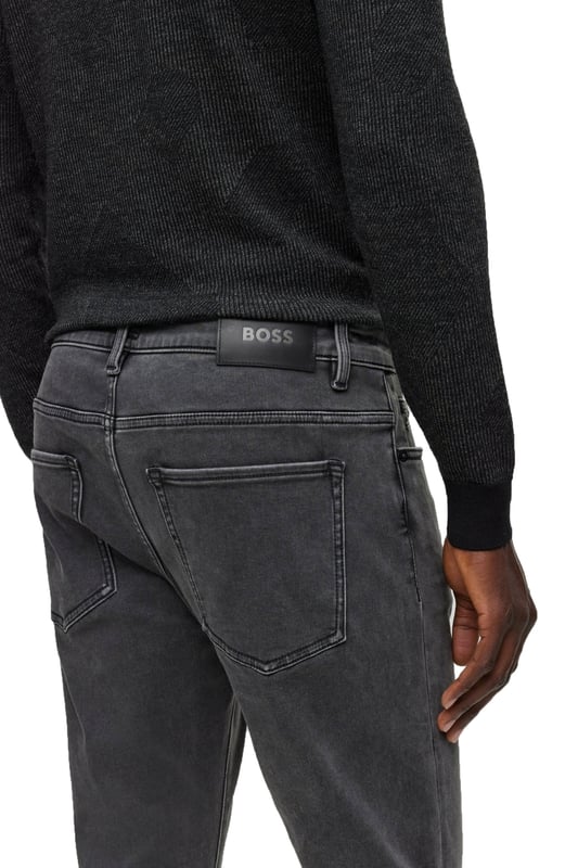Boss Delaware3-1 Jeans Silver
Regular-rise jeans cut to a slim fit in black stretch denim with a cosy feel by BOSS Menswear.
Slim fit

Regular rise
Button and zip closure
Pockets bottom front: Side pockets
Slim leg
Pockets bottom back: Patch pocket
Standard length
Fit foot width: 35,4 cm
56% Cotton, 34% Polyester, 8% Polyamid, 2% Elastane
50501684
