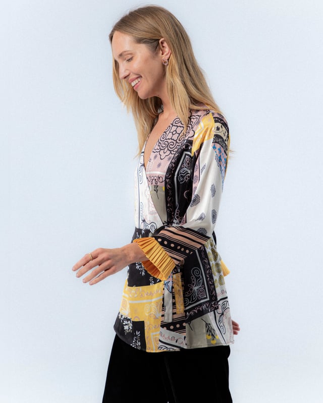 La blusa patchwork Mia te envuelve en la dulzura de los tonos pastel. Su estampado patchwork en rosa, verde y amarillo añade un toque de alegría a cualquier conjunto. Ideal para combinar con tus prendas favoritas, es una pieza que realza tu estilo con un aire romántico y moderno.
 
 
 
 Blusa cruzada. 
 
 Manga larga con terminación en puño tableado. 
 
 Tejido satinado. 
 
 Estampado patchwork.