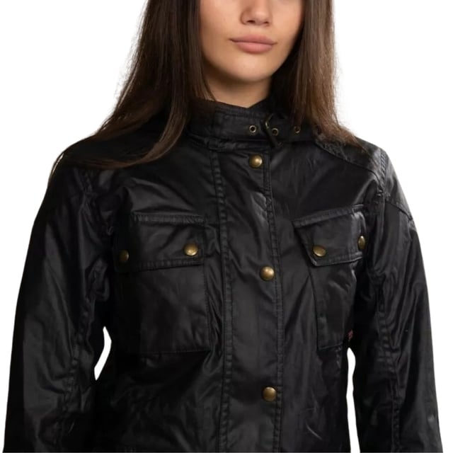 Belstaff Fieldmaster schwarze gewachste Jacke Erleben Sie ultimative Vielseitigkeit und Stil mit der Belstaff Black Jacket. Diese Jacke bietet sowohl Wärme als auch modisches Design und ermöglicht Ihnen den mühelosen Übergang von einem lässigen Tageslook zu einem schicken Abend-Outfit. Bleiben Sie gemütlich und sehen Sie fantastisch aus mit dieser unverzichtbaren Jacke!, Dünne, leichte Jacke, Material: 100 % Baumwolle, 6 Oz gewachste Baumwollbeschichtung, charakteristisches Belstaff-Karo-Baumwoll-Twill-Futter, wasser- und windabweisend, gebürstetes Cordfutter an Kragen, Bündchen und Saumkontaktpunkten, interner Kordelzug für verstellbare Passform. Reißverschluss mit Knopfverschluss, schwarzer dünner Mantel, schwarzer Mantel