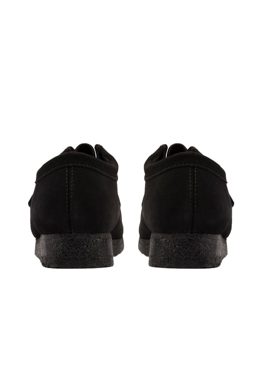Clarks Originals Wallabee Schuh Schwarzes Wildleder
Butterweiches Veloursleder, die kultige Mokassin-Zehe und natürlich die bequeme Kreppsohle. Der Wallabee ist legendär.

Obermaterial aus hochwertigem Ahorn-Wildleder
Atmungsaktives Lederfutter
Kreppsohle aus Naturkautschuk mit Kieselstruktur
Ausgestattet mit zwei Clarks Originals Anhängern
Stil - 26155518