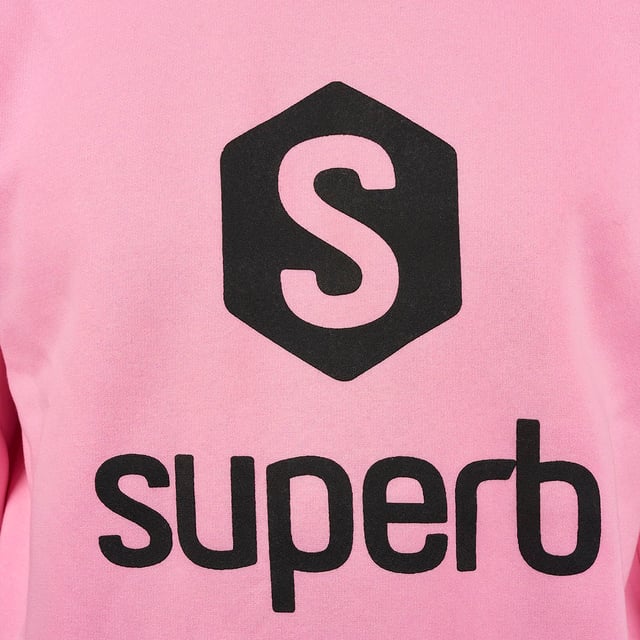 Sweatshirt Superb.
 Round neck.
 Brand print on the front.
 Ribbed cuffs and waistband.
 Seams seen in tone.
 Composition: 50% Cotton, 50% Polyester
 Care:
- Wash at max. 40ºC.
 - Do not use bleach.
 - Iron at low temperature.
 - Do not dry clean.
 - Do not use dryer.