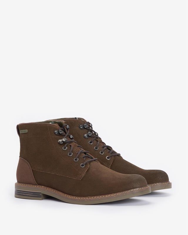 Botas Barbour Deckham de color marrón para hombre, fabricadas en piel y suela de goma. Incluyen la marca Barbour South Shields, ojales de metal cepillado y cordones encerados.