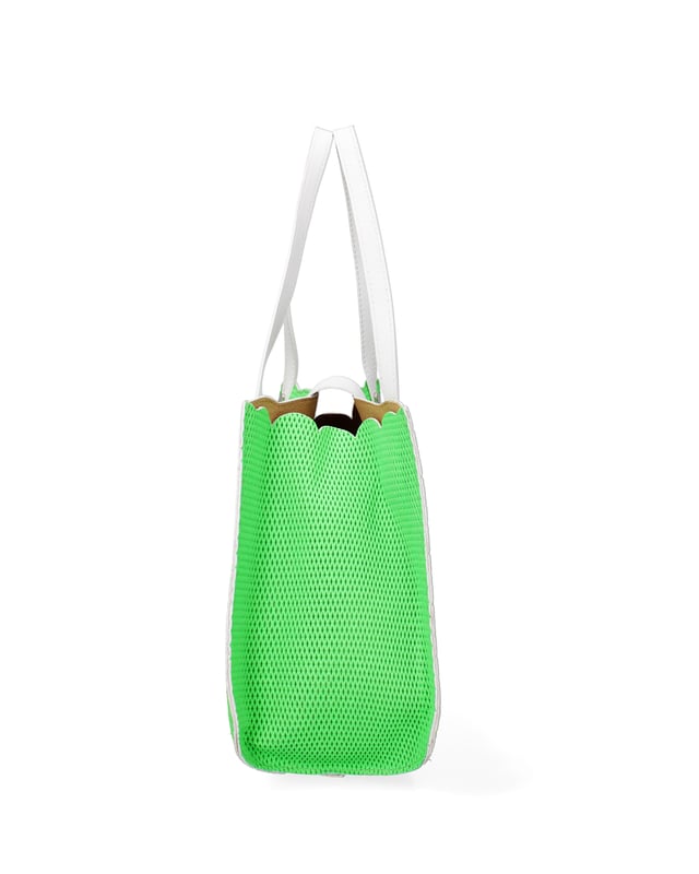 Damen-Umhängetasche mit Magnetknopfverschluss. Clutch-Innentaschen. fehlende Außentaschen. fehlender Schultergurt. Ledergriff. ein Innenfach. UmhängetascheAußenmaterial für Damen, innen aus Wildleder. Maße: 32x26x13 cm. Hergestellt in Italien