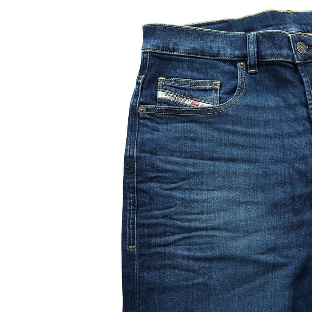 Diesel Blå Jeans, Regular Midja, Tapered Ben, Knapp Gylf, 98% Bomull, 2% Elastan Stretch Denim, Mörk Denim, Stort Logotypmärke, Brunt Märke, Blå Denim