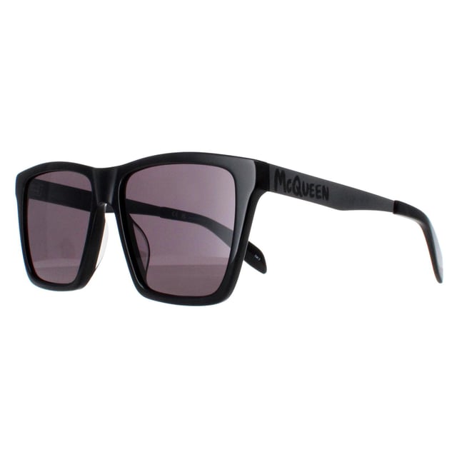Las gafas de sol Alexander McQueen AM0352S 001 en negro brillante y gris cromado oscuro redefinen las gafas contemporÃ¡neas con su diseÃ±o atrevido y su impecable elaboraciÃ³n. Estas gafas de sol cuentan con una silueta cuadrada distintiva que llama la atenciÃ³n, encapsulando perfectamente la estÃ©tica vanguardista de la marca. La elegante montura estÃ¡ adornada con el logotipo de McQueen en las patillas, aÃ±adiendo un toque de encanto rebelde a cualquier look. Las gafas de sol AM0352S combinan a la perfecciÃ³n moda y funcionalidad gracias a sus lentes de gran tamaÃ±o que aportan estilo y protecciÃ³n UV superior. Marca tendencia y transmite confianza a cada paso con estas icÃ³nicas gafas de sol Alexander McQueen, el accesorio definitivo para quienes se atreven a superar los lÃ­mites del estilo.