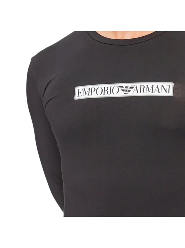 Deze EMPORIO ARMANI shirts zijn gemaakt van een katoenmix. Ze zitten comfortabel dankzij de zachte katoenen jersey. De ronde hals en logo's zijn echte blikvangers.