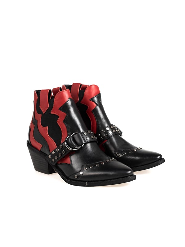 Comfortable slip-on
Side elastic for easy wearing
Pointed toe
Cowboy-style heel
Buckle-fastened front strap
Decorated with rhinestones
Branded sole
Made of high-quality genuine leather
Packaged in a company box
