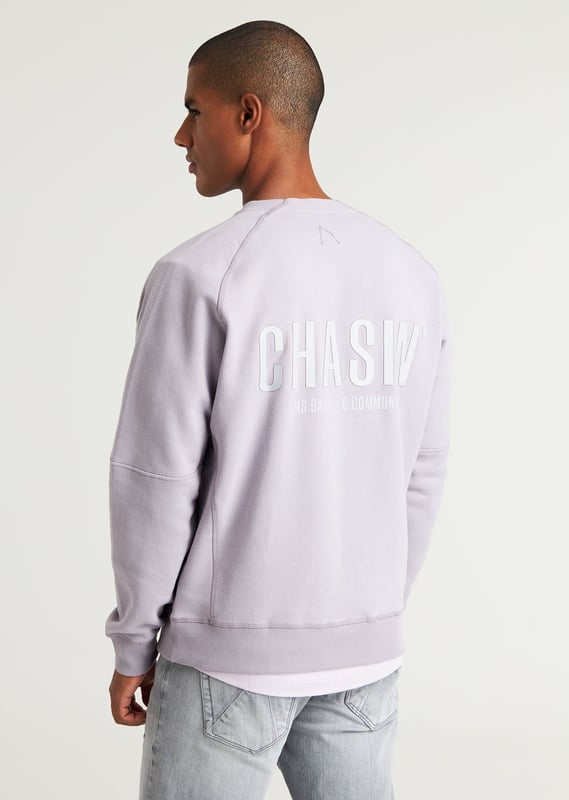 Der Mayor Sweat ist ein loose fit Pullover aus peached Stoff für ein soft feel. Dieser Pullover hat einen großen 3D-Print auf dem Rücken, einen kleinen dezenten Brustprint und kontrastierende Nähte an den Ärmeln.