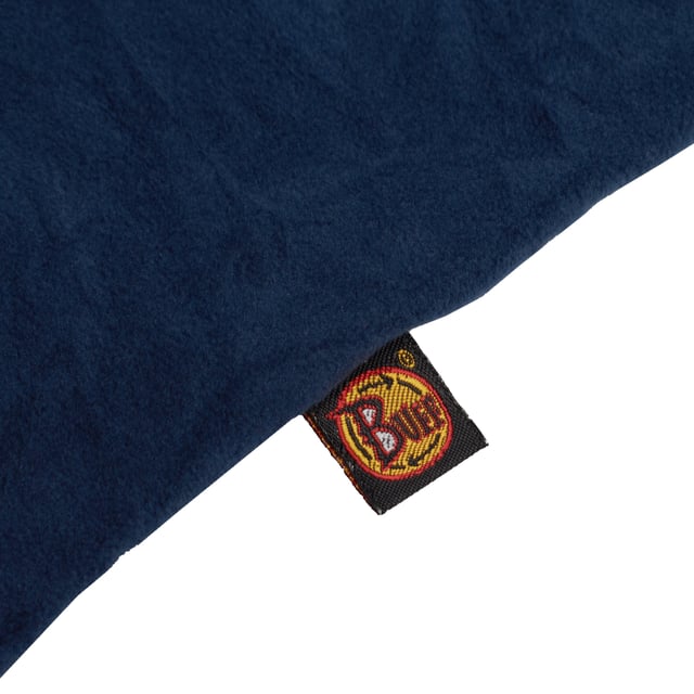 Multifunktionale Polar-Hose Buff Original entworfen, um Vielseitigkeit und Komfort bei Outdoor-Aktivitäten zu bieten, mit vollständiger Wärmeisolierung dank der Konstruktion aus Polargewebe.

 Hauptmerkmale:

 - Multifunktional, kann als Schal, Stirnband, Maske, Mütze oder Bandana verwendet werden.
 - Völlig polar, ideal zum Warmhalten bei kaltem Wetter.
 -Unisex.
 - Elastischer Halstuch.
 - Vielseitig.
 - Schlauchförmiger Buff ohne Nähte, sorgt für eine bequeme Passform und beugt Hautirritationen vor.
 - Bietet einen Sonnenschutzgrad von 50 UPF.
 - Schützt vor Kälte, Wind und Sonne und eignet sich perfekt für Outdoor-Sportarten.
 - Einheitsgröße.
 - Für Erwachsene konzipiert.
 - Ideal zum Tragen das ganze Jahr über.
 - Erhältlich in einer Vielzahl von Farben und Drucken mit dem Buff-Logo, das die Qualität der Marke hervorhebt.

 Ein funktionelles und praktisches Kleidungsstück für alle, die bei jedem Abenteuer Komfort und Schutz suchen.
 Maßnahmen: 24,5 x 49,5 cm
 Komposition: 100 % Polyester
 Pflege:
- Maschinenwäsche max. bei 40 °C.
 - Vermeiden Sie die Verwendung von Weichspülern.
 - Verwenden Sie kein Bleichmittel.
 - Benutzen Sie keinen Trockner.
 - Kein Bügeln.