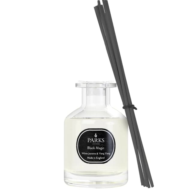 Kaskaden von sich überschlagenden Glyzinienblüten verströmen ihren betörenden Duft in der lauen Sommerluft, angereichert mit blühendem Jasmin, frischer Bergamotte und warmem Moschus.Fragrance: First Flower100% Alkoholfrei100mlDIFFUSER LIFESPAN20wksDesigners GuildFRAGRANCEFirst Flower