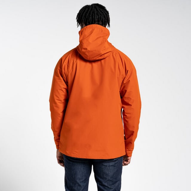 Materialzusammensetzung (%): 100% Polyester. Design: Logo, Unifarben. Gewebetechnik: Aqua Dry, Atmungsaktiv, Wasserfest, windbeständig. Hoch geschnitten. Bündchen: Klettverschlussriemen. Langärmlig. Reflektierende Details. Kapuzenmerkmale: Knebel-Einstellung. Taschen: 3. Wasserdichter Reißverschluss. Atmungsaktivitätsbewertung: 15000. Wasserdichtigkeit (mm): 8000 mm. Nachhaltigkeit: Aus recyceltem Material.