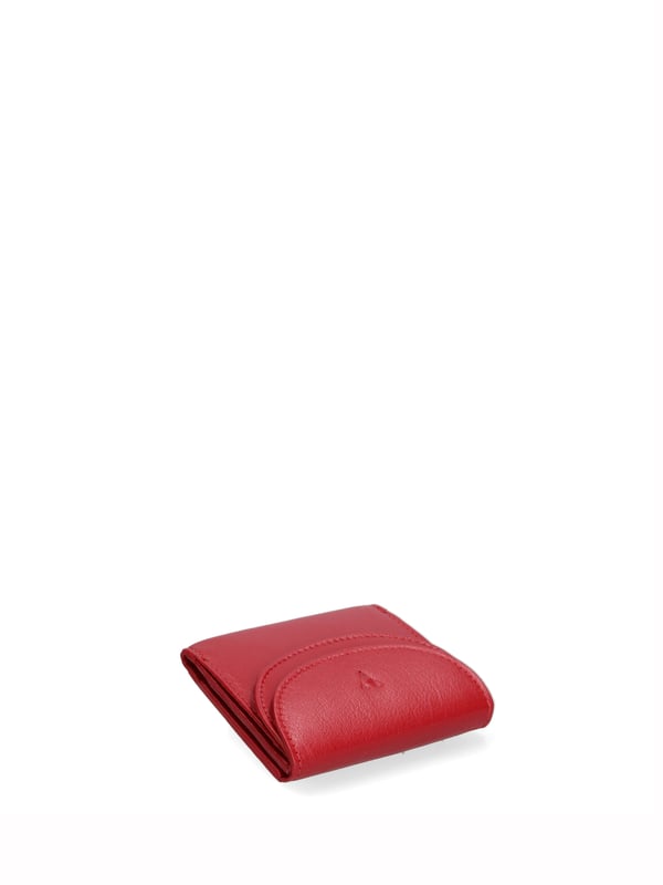 Cartera de hombre. El cierre es con botón de presión. Los bolsillos internos son tarjeteros y porta billetes. Los bolsillos externos son uno frontal con botón magnético. Falta la correa para el hombro. Falta el mango. Hay un compartimento interno. El material exterior es 100% Piel Auténtica. Internamente está forrado en piel auténtica. Medidas: 10x9x2,5 cm. Producto de moda
