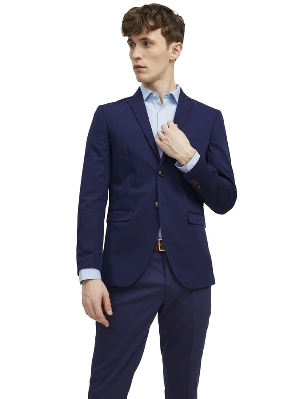 Dieser Blazer ist die perfekte Wahl für den modernen Mann, der Stil und Eleganz schätzt. Der Super-Slim-Schnitt ist eine sehr schmale Passform mit markant-elegantem Schnitt. Er ist aus hochwertigem Material gefertigt und verspricht somit einen hohen Tragekomfort. Der einreihige Blazer besitzt einen fallenden Revers und schließt mit zwei Knöpfen. Er besitzt zwei Pattentaschen und eine Brusttasche. Am Ärmelabschluss befinden sich vier Zierknöpfe. Der Blazer passt zu jedem Anlass, ob Business oder Casual.