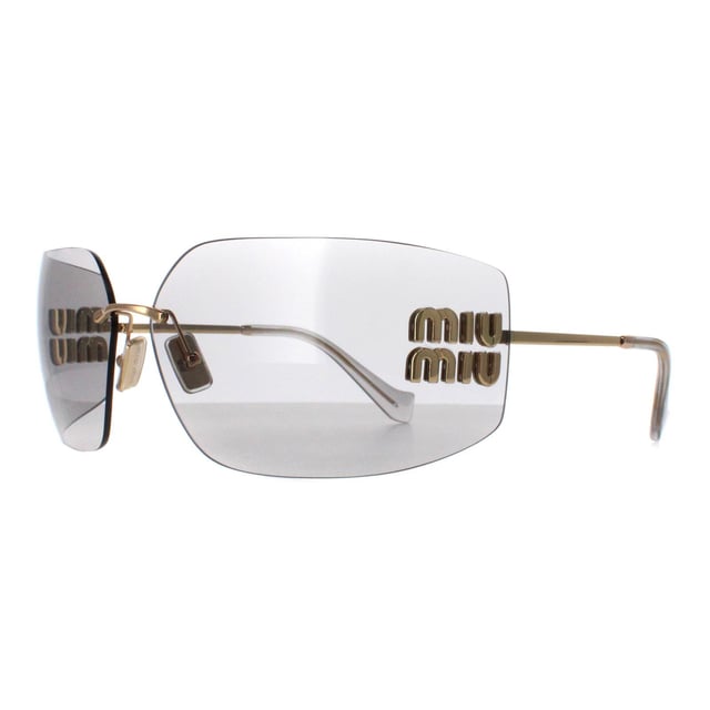 Las gafas de sol Miu Miu MU54YS 5AK30B en gris claro dorado presentan una montura atrevida y sin montura que irradia confianza y sofisticaciÃ³n, fabricada en metal de alta calidad para ofrecer una sensaciÃ³n de lujo. Las lentes proporcionan una protecciÃ³n UV superior al tiempo que aÃ±aden un toque de glamour, perfecto para cualquier persona a la moda. Con detalles distintivos y el icÃ³nico logotipo de Miu Miu sutilmente grabado en las patillas, las gafas de sol MU54YS son un accesorio imprescindible para quienes se atreven a marcar tendencia. Sea el centro de atenciÃ³n y deje que su estilo brille con Miu Miu.