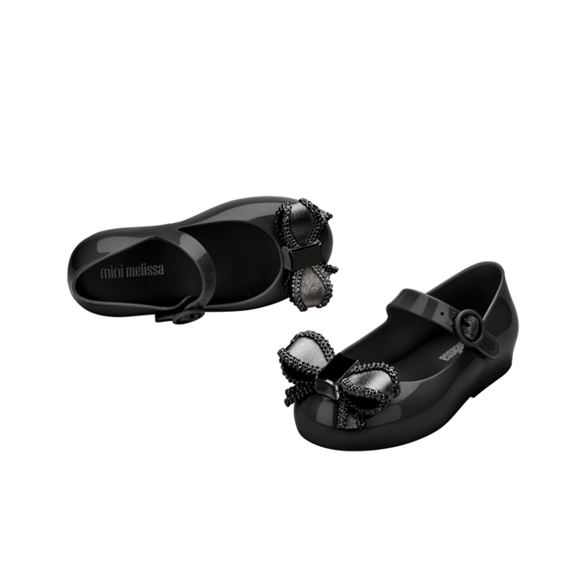 Dress your baby girl to the nines with the Mini Melissa Sweet Love IV! The maxi bow on the vamp adds a romantic twist and a delicate touch to the ballerina. Only the top of the foot is left exposed, and an extra strap with a buckle ensures a snug fit and extreme stability for your mini. The insole is notably comfortable and the color palette is to die for!