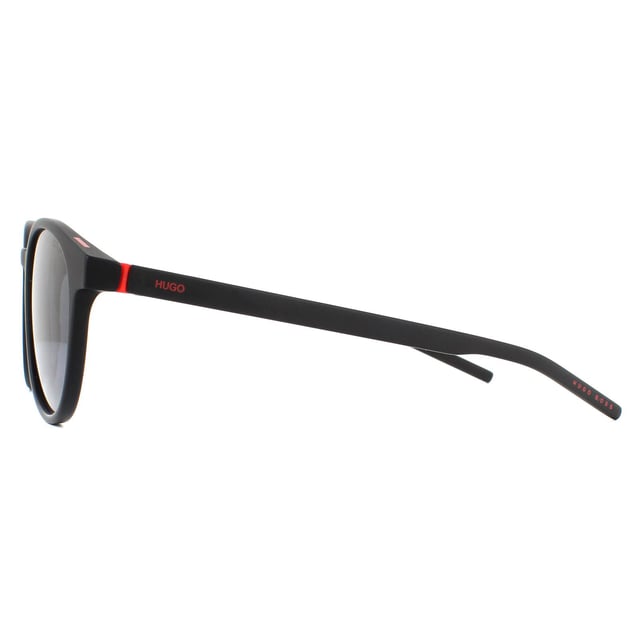 Las gafas de sol Hugo by Hugo Boss HG1127/S 003/IR Negro Mate Gris son un estilo redondo contemporáneo fabricado en plástico hipoalergénico ligero. Las patillas delgadas están sutilmente marcadas con el logotipo de Hugo, al igual que el ángulo de la lente.