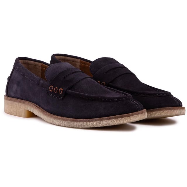 Deze suède loafers Morgan van Silver Street hebben een met de hand afgewerkt bovenwerk met een traditioneel ontwerp, een contrasterende zool en ingewikkelde penny-loaferdetails aan de voorkant. Een slimme toevoeging aan je garderobe en een keurige keuze, voor die smart-casual dagen in de stad of een avondje uit met vrienden in stijl.