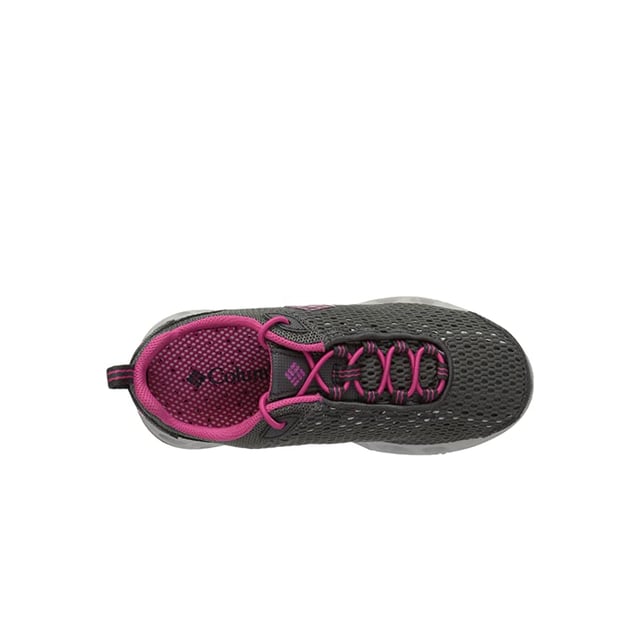 Columbia Drainmaker III Kids Grey Shoes: una mezcla de espíritu aventurero y practicidad para su joven explorador. Diseñado con el juego al aire libre y las actividades acuáticas en mente, estos zapatos ofrecen un equilibrio de comodidad, protección y estilo, asegurando que los pies de su hijo estén listos para cualquier aventura que se le presente.

Características clave:

Diseño listo al aire libre: los zapatos grises de DrenseMaker III para niños de Columbia se elaboran para resistir los rigores del juego al aire libre. Ya sea que se trate de caminar, explorar corrientes o correr en el parque, estos zapatos están a la altura del desafío.

Tecnología de secado rápido: los zapatos cuentan con un diseño de secado rápido, que permite que el agua escape fácilmente y ayude a evitar molestias causadas por los pies húmedos. Esto es especialmente útil durante las actividades acuáticas o las lluvias inesperadas.

Construcción transpirable: con una combinación de materiales sintéticos y de malla transpirable, estos zapatos aseguran una ventilación adecuada. Esta característica ayuda a mantener los pies de su hijo frescos y frescos, incluso durante las sesiones de juegos energéticos.

Suella externa de arbitres: la suela exterior de goma duradera está diseñada para proporcionar una excelente tracción en varias superficies. Esta característica agrega una capa adicional de seguridad, lo que permite a su hijo explorar con confianza diferentes terrenos.

Tapa protectora del dedo del pie: para proteger los dedos pequeños de los golpes y las abrasiones, los zapatos están equipados con una tapa protectora del dedo del pie. Esta característica mejora la durabilidad de los zapatos y proporciona protección adicional durante las actividades al aire libre.