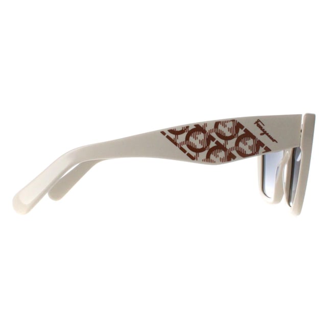 Las gafas de sol Salvatore Ferragamo SF1081SE 103 en degradado azul marfil son una verdadera encarnaciÃ³n del lujo y la sofisticaciÃ³n italianos. Elaboradas con meticulosa atenciÃ³n al detalle, estas gafas de sol cuentan con una impresionante montura de acetato adornada con intrincados detalles y el icÃ³nico logotipo de Salvatore Ferragamo, mostrando la elegancia atemporal de la marca. Las lentes cuadradas de gran tamaÃ±o ofrecen estilo y protecciÃ³n contra los rayos UV, lo que le garantiza una imagen atrevida a la vez que protege sus ojos de los rayos daÃ±inos del sol.