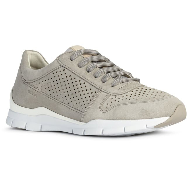 Dieser Sneaker, der sich an der Ästhetik von Laufschuhen orientiert, lässt sich vielseitig stylen und passt gut zu lässigen Alltagslooks. Der federleichte und bequeme Schuh wurde aus Wildleder gefertigt und mit einer kontrastierenden Laufsohle versehen.