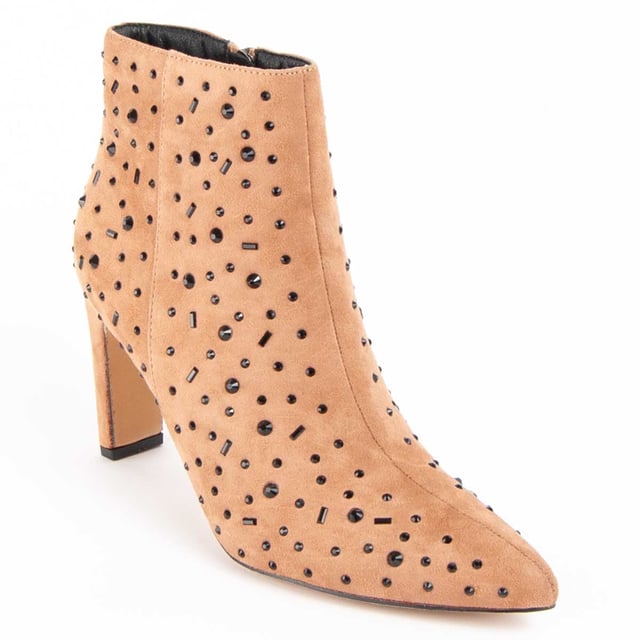 Women's ankle boots with heel. Comfortable fit. Cushioned natural leather insole. Manufactured by other brands for our brand. Approximate measurements: 8 cm heel, 16 cm high and 10 cm wide.