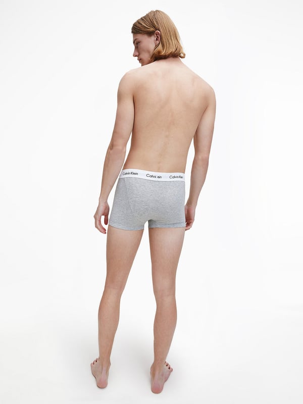 DETAILS COTTON STRETCH – klassische Designs und Alltagsstil aus weicher Baumwolle mit ausreichend Stretch für eine hervorragende Passform. • Baumwoll-Elastan-Mischung • Mittelhoher Bund • Calvin Klein-typischer elastischer Bund 95 % Baumwolle, 5 % Elastan, Maschinenwäsche, trocknergeeignet bei niedriger Temperatur, Fällt der Größe entsprechend aus. Boxershorts, Badehosen und Slips können nur zurückgegeben werden, wenn sie ungeöffnet, in der Originalverpackung, ungetragen und im gleichen Zustand sind wie geliefert, mit allen angebrachten Etiketten. Stil-Nr.: 0000U2662G