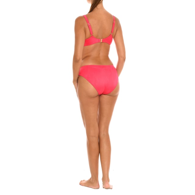 Women's unpadded underwire bikini EB1323C.

 The bra has an underwire cup to offer greater support and definition of the silhouette.
 The underwire cup design helps enhance and shape the bust.
 It does not have padding or padding in the cups, offering a more natural look.
 It features adjustable straps that allow you to customize the fit and coverage.
 It has a hook closure in the back for a custom and secure fit.
 The back hook closure makes it easy to put on and adjust the bra.

 Panties with a classic cut are flattering for different body types.
 Completely lined.
 These swimsuit briefs are a versatile and practical option for the beach and pool.

 This Teleno bikini is an attractive and versatile option to wear on the beach, pool or other water activities.
 Its elegant and feminine design makes it a suitable garment for both a day at the beach and for more formal events or situations.
 Composition: Exterior: 84% Polyamide, 16% Elastane.
 Lining: 92% Polyester, 8% Elastane.
 Care:
Hand wash maximum 30º.
 Do not use dryer.
 Do not use bleach.
 Do not iron.
 Do not dry clean.
 Do not squeeze.