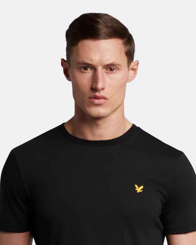 Das Lyle & Scott Martin T-Shirt aus strapazierfähigem, leichtem Baumwoll-Polyester-Mix ist diese Saison ein Must-have für jeden Sportler. Perfekt fürs Fitnessstudio, zum Kicken oder auch für entspannte Tage zu Hause. Dieses T-Shirt passt zu fast allem und ist in vielen Farben erhältlich. Mit Detailnähten an Schultern, Kragen und Bündchen sowie unserem charakteristischen Golden Eagle. Passform: Normal. Es sitzt weder zu eng noch zu locker und verleiht Ihnen einen klassischen, zeitlos-stilvollen Look. Wir empfehlen Ihnen, Ihre gewohnte Größe zu bestellen. Wenn Sie zwischen zwei Größen schwanken, wählen Sie eine Nummer größer.