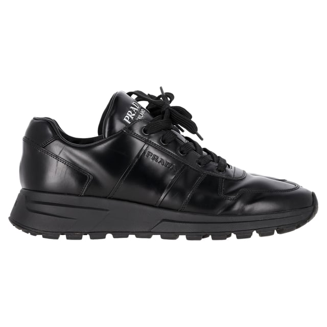 Prada Prax 01 Schnür-Low-Top-Sneaker aus schwarzem Kalbsleder VINTAGE, UVP WIE NEU
Gönnen Sie sich Luxus mit den Prada Prax 01 Schnür-Low-Top-Sneakern aus elegantem schwarzem Kalbsleder. Diese stilvollen Sneakers vereinen mühelos Komfort und Raffinesse und verfügen über ein klassisches Schnürdesign, das sie sowohl für lässige Ausflüge als auch für einen schicken Streetstyle perfekt macht. Das hochwertige Kalbsleder sorgt nicht nur für einen anspruchsvollen Look, sondern garantiert auch Langlebigkeit und Komfort für ganztägiges Tragen. Mit ihrer minimalistischen Ästhetik und Pradas charakteristischer Handwerkskunst sind diese Low-Top-Sneaker eine vielseitige Ergänzung Ihrer Garderobe. Kombinieren Sie sie mit alles von eleganten Hosen bis zu Ihren Lieblingsjeans für einen gepflegten, aber lässigen Look.
Prada Prax 01 Schnür-Low-Top-Sneaker aus schwarzem Kalbsleder
Zustand: Sehr gut
Gebrauchsspuren: Leichte Abnutzungen, leicht getragen, aber sehr gut gepflegt. Kleine Markierungen an der Sohle & Faltenbildung, leichte Kratzer an der Sohle und den Fersen.
Verpackung: Keine
Farbe: Schwarz
Material: Leder | Kalbsleder
Größe: UK6.5/FR40/US7.5
Maße: Absatzhöhe: 50; Innensohlenlänge: 290
SKU: MRPPUGBSH397639M