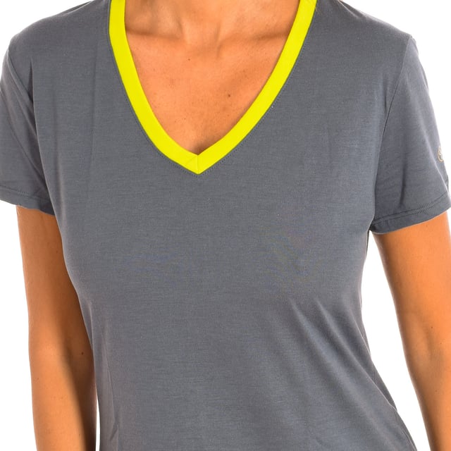 Camiseta Con Mangas Zumba. 
Color Gris-verde
Clásica y versátil con un calce fácil. 
Cuello en pico. 
Gráfico en la espalda con motivos de la marca.
El tejido suave y elástico proporciona un ajuste cómodo y favorecedor.
Costuras vistas a tono.

Composición:  65% Poliéster, 35% Algodón.

-Utilizar lavadora a temperatura máxima 30º .
-Utilizar secadora.
-No se puede utilizar Lejía.
-Planchar a temperatura máxima 110º.
