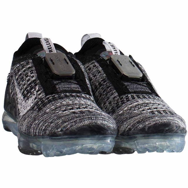 Nike Air VaporMax 2020 FK FEMNETRADORES FURAS FURANAS, una elección de calzado de vanguardia y elegante que combina tecnología innovadora con un diseño moderno. Estos entrenadores están diseñados para proporcionar una comodidad excepcional, sostenibilidad y una estética futurista. Vamos a profundizar en las características clave que hacen que el Nike Air VaporMax 2020 FK sea una opción destacada:

Diseño sostenible: el Vapormax 2020 FK es parte de la iniciativa Move to Zero de Nike, cuyo objetivo es reducir la huella ambiental de la marca. Estos entrenadores cuentan con materiales sostenibles, incluido el poliéster reciclado, para contribuir a un enfoque más consciente de la moda.

Estética futurista: el Vapormax 2020 FK cuenta con un diseño futurista y visualmente llamativo. La parte superior translúcida, combinada con la amortiguación de aire expuesto, crea un aspecto único y llamativo.

Flyknit Upper: los entrenadores utilizan tecnología FlyKnit en la parte superior, que es conocida por sus cualidades ligeras y transpirables. Este material se ajusta a la forma de su pie, proporcionando un ajuste cómodo y cómodo.

Cierre de encaje seguro: el cierre de cordones permite un ajuste seguro y personalizable, asegurando que sus pies permanezcan ajustados y apoyados durante varias actividades.

Amortiguación de aire visible: la tecnología Vapormax en la unidad única proporciona amortiguación y capacidad de respuesta excepcional. Estos entrenadores cuentan con vainas de aire visibles que ofrecen una comodidad superior con cada paso, reduciendo el impacto en sus pies y juntas.

Detalles sostenibles: el Vapormax 2020 FK incorpora detalles sostenibles como la etiqueta de lengua "Mover to Zero", que contribuye al compromiso de Nike con la responsabilidad ambiental.

Comodidad liviana: la tecnología de amortiguación de la parte superior y del aire Flyknit hace que estos entrenadores sean increíblemente livianos, lo que permite una experiencia de uso sin esfuerzo y cómoda.