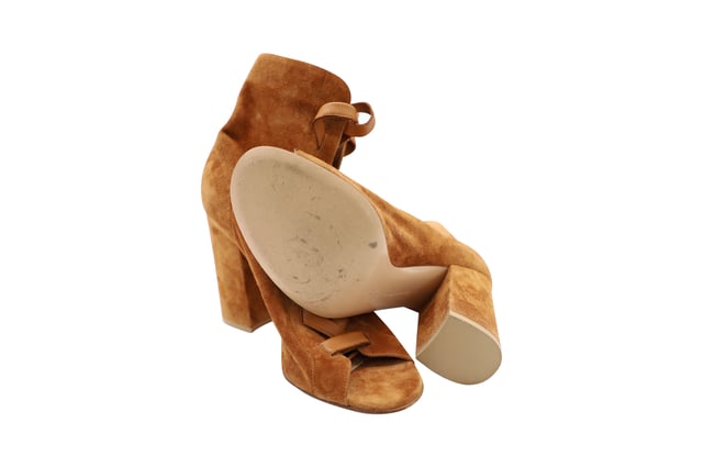 VINTAGE, RRP AS NEW
Infuse your summertime edit with bold 1980s-inspired glamour with these ankle boots from Gianvito Rossi. Crafted from soft beige suede, they are finished in an open-toe design with a lace-up cut-out detail. Set on a mid-height block heel, they are best worn with a midi skirt or classic jeans.

Gianvito Rossi Brooklyn Peep-Toe Ankle Boots in Brown Suede
Condition: excellent
Sign of wear: light wear on soles
SKU: 123962   
Size: US8.5
Material: suede