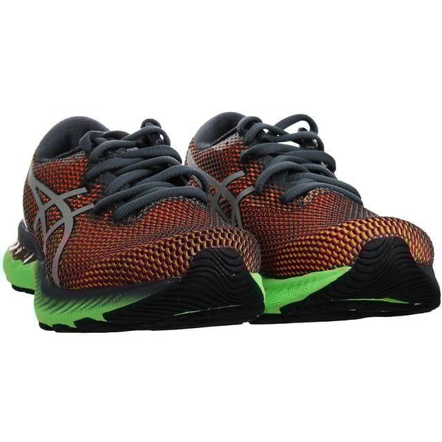 Die ASICS Gel-Nimbus 23 Lite-Show Laufschuhe für Herren vereinen modernste Lauftechnologie mit zusätzlichen Sichtbarkeitsfunktionen, um Ihr Lauferlebnis zu verbessern, insbesondere bei schlechten Lichtverhältnissen. Diese Schuhe sind Teil der Lite-Show-Kollektion von ASICS, die entwickelt wurde, um Läufern überragende Dämpfung, Unterstützung und Sicherheit zu bieten. Wichtige Eigenschaften: Gel-Dämpfungstechnologie: Der Gel-Nimbus 23 Lite-Show verfügt über die bekannte Gel-Dämpfungstechnologie von ASICS im Vorder- und Rückfußbereich. Dies bietet eine außergewöhnliche Stoßdämpfung, reduziert die Belastung Ihrer Gelenke und gewährleistet ein reibungsloses und bequemes Laufgefühl. FlyteFoam-Technologie: Die Zwischensohle ist mit der FlyteFoam-Technologie von ASICS ausgestattet und bietet leichtgewichtige Dämpfung und Reaktionsfähigkeit für einen energiegeladenen Lauf. Lite-Show-Technologie: Verbesserte Sichtbarkeit ist ein Highlight dieser Schuhe. Die Lite-Show-Technologie integriert reflektierende Materialien in das Schuhdesign, wodurch Sie bei schlechten Lichtverhältnissen besser sichtbar sind. Egal, ob Sie in der Morgen- oder Abenddämmerung oder am Abend laufen, Sie verfügen über ein zusätzliches Maß an Sicherheit. Atmungsaktiv und leicht: Das Obermaterial aus speziell entwickeltem Mesh sorgt für Atmungsaktivität und hält Ihre Füße während des gesamten Laufs angenehm kühl. Trotz seiner fortschrittlichen Funktionen bleibt der Schuh leicht und reduziert so die Ermüdung bei längeren Läufen. OrthoLite X-40 Einlegesohle: Die herausnehmbare OrthoLite X-40 Einlegesohle sorgt für zusätzliche Dämpfung und Feuchtigkeitstransport und sorgt so für trockene und bequeme Füße. AHAR-Gummilaufsohle: Die Laufsohle aus ASICS High Abrasion Rubber (AHAR) bietet hervorragende Haltbarkeit und Traktion und sorgt für sicheren Halt auf verschiedenen Oberflächen. Geschlechtsspezifisches Design: ASICS hat das Design speziell auf die Bedürfnisse männlicher Läufer zugeschnitten und bietet eine stützende und bequeme Passform. Schnürverschluss: Der traditionelle Schnürverschluss ermöglicht eine individuelle und sichere Passform und sorgt dafür, dass Ihre Füße beim Laufen gut gestützt und stabil sind. Stilvolle Ästhetik: ASICS ist bekannt für seine modernen und stilvollen Designs, und der Gel-Nimbus 23 Lite-Show bildet da keine Ausnahme. Die zusätzlichen Lite-Show-Elemente verbessern nicht nur die Sichtbarkeit, sondern verleihen dem Schuh auch eine einzigartige und auffällige Ästhetik. Zusammenfassend sind die ASICS Gel-Nimbus 23 Lite-Show Herren-Laufschuhe die perfekte Wahl für Läufer, denen Leistung und Sicherheit gleichermaßen wichtig sind. Mit Gel-Dämpfung, FlyteFoam-Technologie und Lite-Show-Sichtbarkeitsfunktionen bieten diese Schuhe die nötige Dämpfung, Unterstützung und zusätzliche Sicherheit für ein komfortables und sicheres Laufen, auch bei schlechten Lichtverhältnissen. Ob ambitionierter Sportler oder Freizeitläufer, der Gel-Nimbus 23 Lite-Show kombiniert fortschrittliche Technologie mit Stil und bietet ein außergewöhnliches Lauferlebnis.