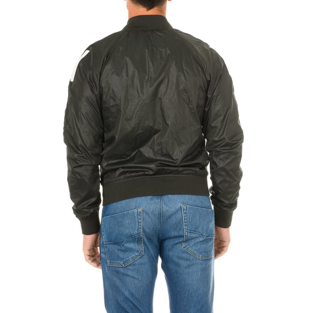 Bomberjacke.
 Grüne Farbe
 Elastischer Kragen.
 Lange Ärmel.
 Reißverschluss auf der Vorderseite.
 Zwei Fronttaschen mit Knopfverschluss.
 Unten mit Gummiband in der Taille verstellbar.
 Gestickte Buchstaben in Kontrastfarbe.
 Taschen auf der Innenseite.
 Mesh-Futter innen.
 Passende sichtbare Nähte.

 Zusammensetzung:
 -100% Polyamid.

 Waschanleitung:
 - Maximal bei 30ºC waschen.
 -Nicht bügeln.
 - Nicht für den Wäschetrockner geeignet.
 - Keine Bleichmittel verwenden.
 - Chemische Reinigung ist nicht möglich.
 Zusammensetzung: 100% Polyimid
 Pflege:
Maximal bei 30ºC waschen.
 -Nicht bügeln.
 - Die Verwendung eines Trockners ist nicht erlaubt.
 - Keine Bleichmittel verwenden.
 - Chemische Reinigung ist nicht möglich.