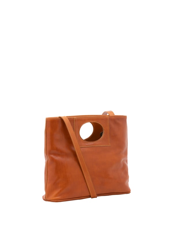 Crossbodytas voor dames met magneetsluiting. één met ritssluiting en twee open binnenzakken. afwezige externe zakken. afneembare lederen schouderband. met leren handvat. twee binnenvakken.  extern materiaal. gevoerd met katoenen binnenkant. Afmetingen: 28x33x10 cm. Gemaakt in Italië
