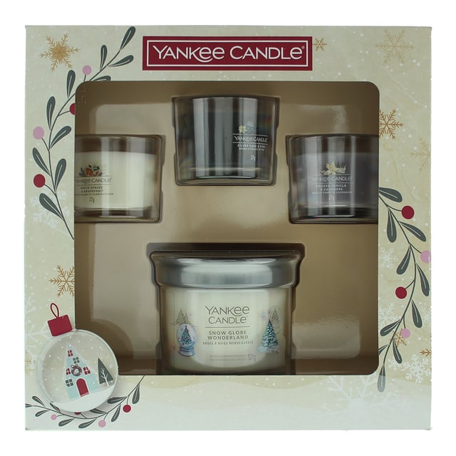 This  Yankee Candle 4 piece gift set is full of festive scented Candles including Snow Globe Wonderland, White Spruce and Grapefruit, Silver Sage and Pine, and Smoked Vanilla and Cashmere. Adding a touch of magic to Christmas each making inviting Christmas fragrances that capture the excitement of the holiday.