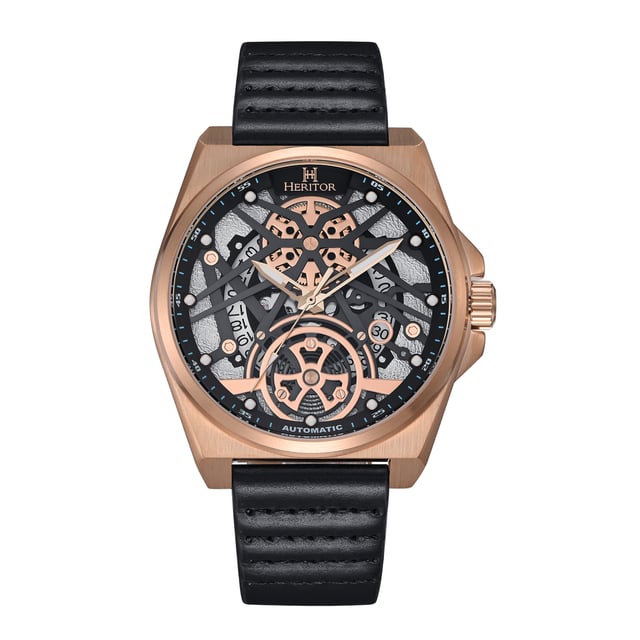 Kast van 316L chirurgisch roestvrij staal, Seiko NH35 automatisch uurwerk met juwelen, 24 juwelenlagers, gangreserve van 28 uur, slagen per uur (BPH): 21.600/uur, mineraalglas met saffiercoating, wijzerplaat met skeletmotief, kijkachterkant om het uurwerk te bekijken, band van echt leer, sluiting van roestvrij staal met gegraveerd logo, lichtgevende wijzers, lichtgevende markeringen, datumweergave, kastdiameter van 44 mm, polsomtrek van 195-245 mm, waterbestendigheid van 5 ATM.