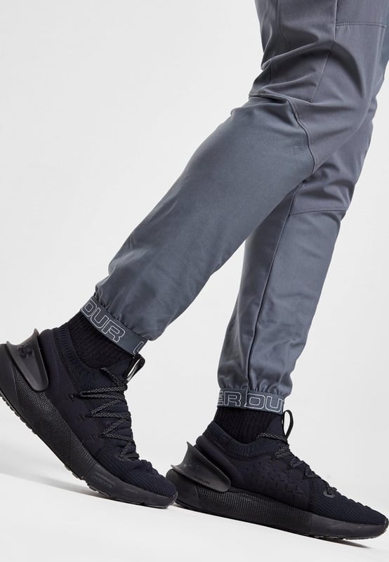 Van de straat naar de training, rep deze heren Vanish Track Pants van Under Armour. - - . Deze trainingsbroek is gemaakt van soepele, duurzame polystof voor langdurig gebruik. - -. Uitgevoerd in zwart en grijs en voorzien van een elastische tailleband en geweven enkelboorden om de pasvorm te verbeteren. - -. Afgewerkt met Under Armour-logo rond de manchetten en een handtekeninglogo op de dij. Machinewasbaar. - -. Ons model is 1.80m en draagt maat medium.